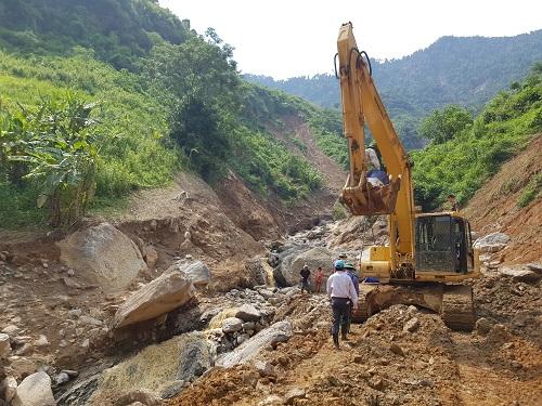 Nhiều tuyến đường trên địa bàn huyện Văn Chấn bị hư hại hoàn toàn. Ảnh: Gia Chính