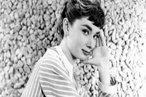 Chỉ có thể là biểu tượng thời trang Audrey Hepburn: Diện đồ tối giản, đậm chất 'tomboy' mà vẫn đẹp đến nao lòng