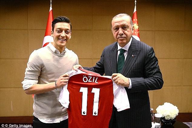 Ozil chụp hình cùng Tổng thống Erdogan.