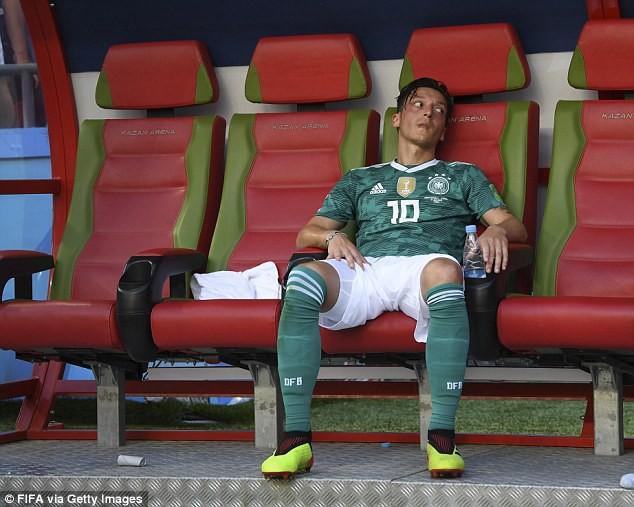Sự thất vọng của Ozil sau một trận đấu tại World Cup.