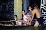 Người Hà Nội chèo thuyền tìm nơi 'lánh nạn' trong đêm: 'Dự đoán nước còn dâng cao nữa nên... chạy thôi'