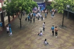 Chùm ảnh: Học sinh, sinh viên thích thú tắm mưa, tạt nước tưng bừng khi sân trường ngập lụt
