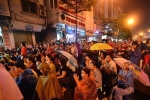 Người dân đội mưa dự lễ Vu lan ở Hà Nội