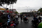 Hà Nội: Xe tải kéo lê xe máy, một người phụ nữ tử vong