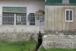 Hà Tĩnh: Kỳ lạ những ngôi nhà 'mọc' trên mương thoát nước