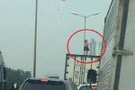 Hà Nội: Phát hiện một cô gái vô tư nhảy múa trên thùng container đang chạy tốc độ cao
