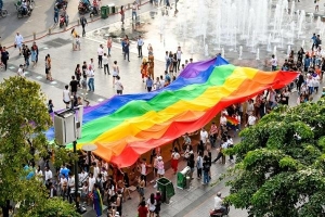 VietPride 2018 - Đã lâu lắm rồi, LGBT Sài Gòn mới có những ngày cờ lục sắc rợp trời, cái nắm tay, hôn nhau nồng nàn đến thế!