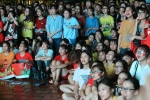 Nữ sinh Đại học Sư phạm Hà Nội đội mưa cổ vũ Olympic Việt Nam