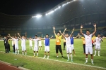 Cầu thủ Việt Nam ăn mừng cùng fan sau chiến thắng kịch tính trước Syria