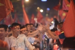 Chùm ảnh: Cái chạm tay của 'những người lạ' nhưng cùng tình yêu bóng đá sau chiến thắng nghẹt thở của Olympic Việt Nam