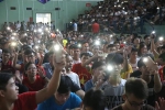 Hơn 3.000 sinh viên Bách khoa vừa bật đèn flash vừa hát hết từ Quốc ca tới 'Đường đến ngày Vinh Quang' dù đội nhà đang bị Hàn Quốc dẫn trước