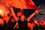 Hàng nghìn CĐV xuống đường 'đi bão' cảm ơn Olympic Việt Nam