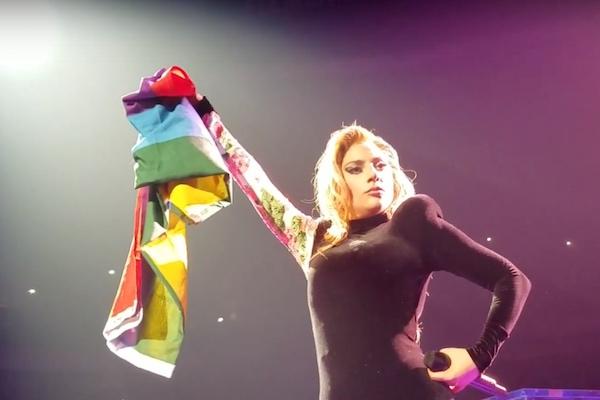 Gaga luôn giương cao biểu tượng của cộng đồng LGBT trong các đêm nhạc