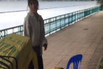 Clip 'Hai thanh niên đang ngồi ghế công cộng thì bị người phụ nữ đuổi đi chỗ khác để bán hàng' tại Hà Nội gây tranh cãi