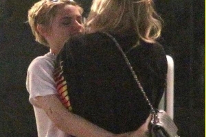 Kristen Stewart thoải mái ôm hôn bạn gái đồng giới, dập tan hy vọng tái hợp với 'chàng ma cà rồng'