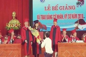 Lãnh đạo trường Đại học Vinh lên tiếng sau vụ Phó bí thư đoàn cầu hôn sinh viên trong lễ tốt nghiệp