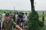 Hà Nội: Bàng hoàng phát hiện nam thanh niên tử vong cạnh chiếc xe máy bên gốc cây