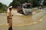 Hà Nội: CSGT dùng xe chuyên dụng giúp dân di chuyển qua vùng ngập úng