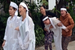 Đẫm nước mắt đại tang ở Lương Điền: Người thân bước đi không vững trong lễ yết tổ của 13 nạn nhân đoàn rước dâu