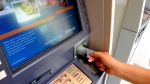 Sau Agribank, đến lượt Vietinbank và BIDV tăng phí rút tiền ATM