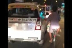 Người đàn ông bám vào xe taxi đi cả đoạn đường dài ở TP HCM
