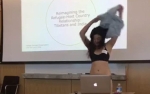 Bị giáo sư chỉ trích vì mặc quần ngắn, nữ sinh lột đồ ngay giữa buổi thuyết trình luận văn
