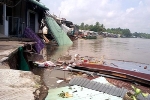 Hàng chục căn nhà ở Cần Thơ bị sụp xuống sông