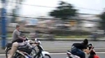 'Quái xế' ở Sài Gòn tông thẳng xe vào cảnh sát để bỏ trốn