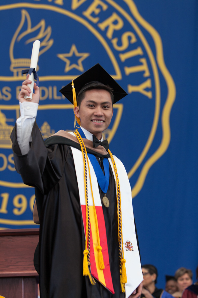 Tyler La (La Đức Thịnh) là người duy nhất được đại diện sinh viên toàn trường Kinh doanh Sawyer phát biểu tại lễ tốt nghiệp.