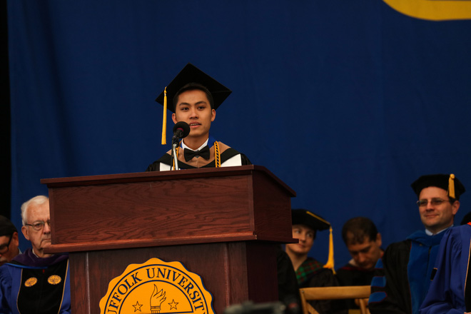 Tyler La trong buổi lễ tốt nghiệp tại trường Đại học Suffolk.