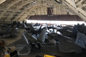 Phi đội F-22 Mỹ xếp kín trong nhà chứa để tránh bão
