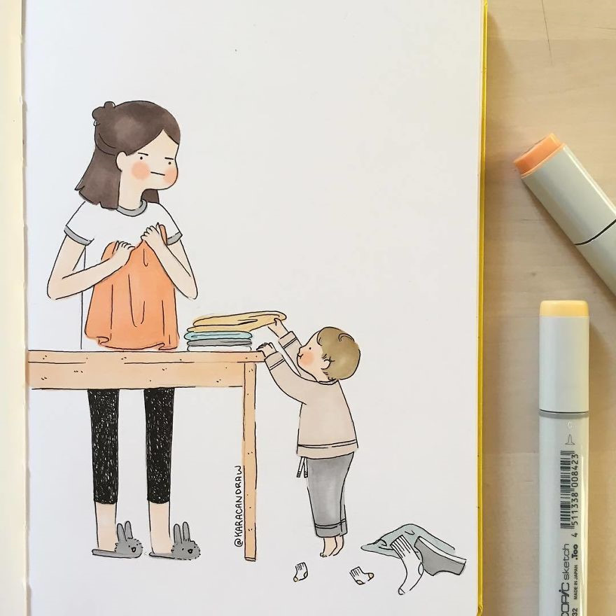 Tranh vẽ mẹ làm việc: Bạn đã bao giờ nhìn thấy những bức tranh vẽ mẹ đang làm việc rất đáng yêu và cảm động chưa? Hãy cùng xem hình này và tìm hiểu những điều đặc biệt mà chỉ mẹ có thể làm được cho gia đình nhé!
