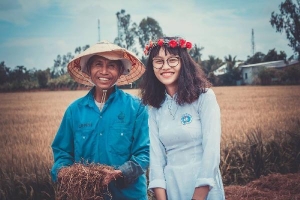 Nữ sinh mặc áo dài, lội ruộng chụp ảnh với cha trong ngày bế giảng: Mình chẳng ngại gì khi cha mẹ là nông dân